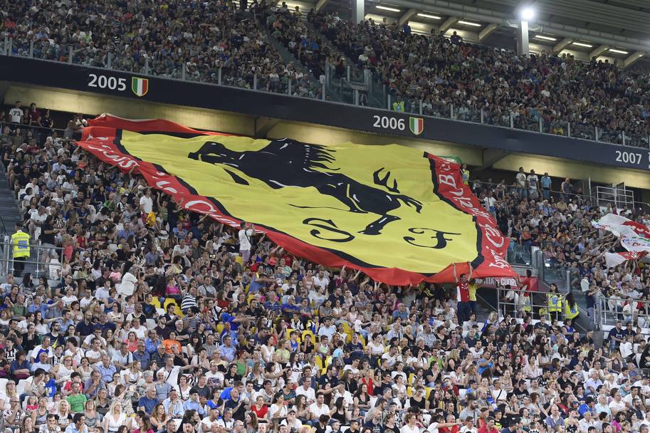 Tifosi della Ferrari allo Stadium. LAPRESSE